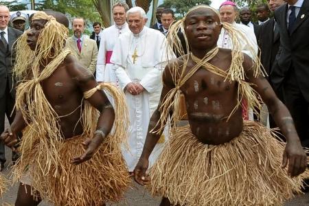 Seine Auslandsreisen führten Benedikt XVI. auch in exotische Länder. Hier besucht er im März 2009 Kamerun.