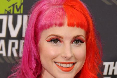 Das Merkenzeichen von Rock-Göre Hayley Williams der Band Paramore waren immer die roten Haare. Inzwischen wagt sie sich auch...