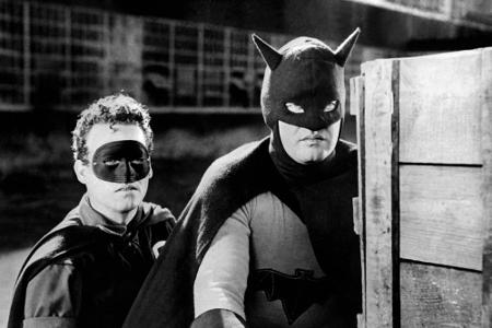 Bevor Batman seinen ersten wirklichen Kinofilm bekam, musste er 1949 nochmal in einem Serial ran. Damals schlüpfte Robert Lo...