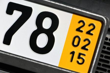 Auf einem Kurzzeitkennzeichen ist das Ablaufdatum vermerkt. Danach darf das Fahrzeug nicht mehr gefahren werden. Im Gegensat...