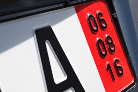 Hier ist das sogenannte Ausfuhrkennzeichen abgebildet. Man nimmt es für Fahrzeuge, die Deutschland definitiv verlassen und i...