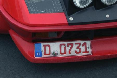 Diese roten Nummern sind Händlerkennzeichen - Wechselkennzeichen für das Kfz-Gewerbe.
