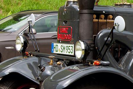 Dieser Oldtimer-Traktor fährt ein Kennzeichen für ein steuerbegünstigtes Fahrzeug spazieren. Oft sieht man diese an land- od...