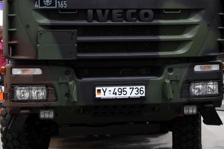 Die Deutschland-Flagge sieht man auf Fahrzeugen der Bundeswehr, dazu haben sie als ersten Buchstaben immer ein 