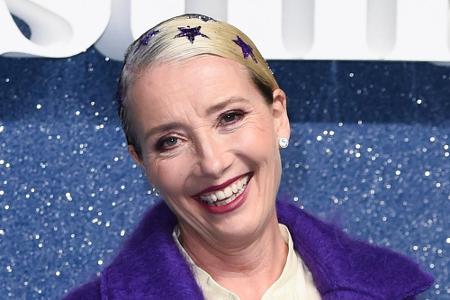 Schauspielerin Emma Thompson (60) setzte passend zur Weihnachtszeit ihr blondes Haar mit lilafarbenen Glitzer-Sternen in Szene.