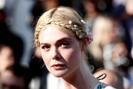 Elfenhafter hätte Schauspielerin Elle Fanning (21) in Cannes wohl kaum auftreten können. Vorne geflochten...