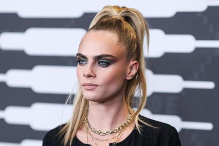 Model und Schauspielerin Cara Delevingne (27) setzte auf einen äußerst coolen Look. Sie präsentierte im Oktober einen streng...