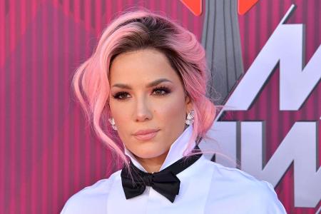 Sängerin Halsey (25) setzte auf Farbe. Ihrem schwarz-weißen Outfit verlieh der rosafarbene Schopf den letzten Schliff.