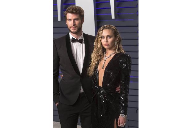 Viele Promis ändern zwar mit der Hochzeit den Namen im Pass, nicht aber den Künstlernamen. So soll aus Miley Cyrus Miley Hem...