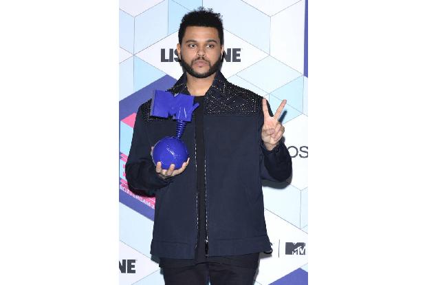 The Weeknd nutzte die Gelegenheit, zu mehr aufzurufen als nur Solidaritätsbekundungen. Der Sänger war bereits mit gutem Beis... The Weeknd nutzte die Gelegenheit, zu mehr aufzurufen als nur Solidaritätsbekundungen. Der Sänger war bereits mit gutem Beis...