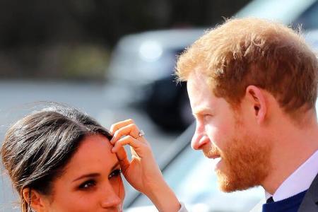 Prinz Harry und Ehefrau Meghan wollten sich von royalen Verpflichtungen befreien und künftig ein privateres und finanziell u... Prinz Harry und Ehefrau Meghan wollten sich von royalen Verpflichtungen befreien und künftig ein privateres und finanziell u...