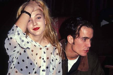 Drew Barrymore gab zu, dass sie sich 1992 die Brüste verkleinern ließ. Dieses Bild ist aus dem Jahr 1990. Laut der Website 