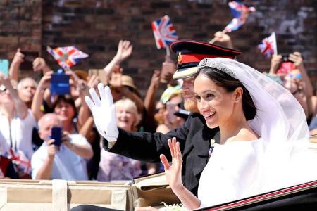 Wir sind noch immer im Royal-Fieber. Doch wieviel hat Meghan Markles Givenchy-Kleid, in dem sie Prinz Harry am 19. Mai heira... Wir sind noch immer im Royal-Fieber. Doch wieviel hat Meghan Markles Givenchy-Kleid, in dem sie Prinz Harry am 19. Mai heira...