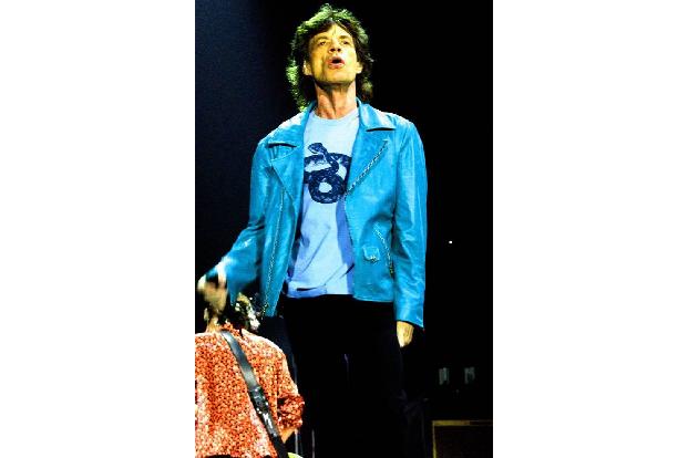 Mick Jagger wurde 1943 als Sohn eines Lehrers und einer Friseurin im Londoner Vorort Dartford geboren. Eigentlich wollte sei... Mick Jagger wurde 1943 als Sohn eines Lehrers und einer Friseurin im Londoner Vorort Dartford geboren. Eigentlich wollte sei...