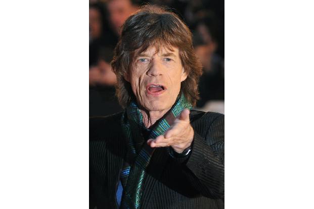 ...Treppenwitz der Geschichte: Das gleiche Establishment, dass Mick Jagger in den Sechzigern noch gnadenlos verfolgte und we...