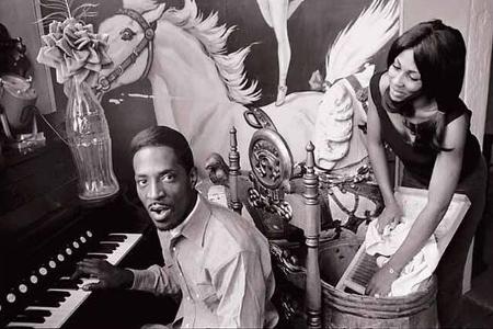 Mitte der Fünfziger sieht Anna Mae Bullock erstmals Ike Turner live mit seiner Band Kings of Rhythm. Später beschreibt die j...