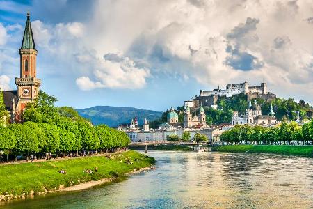 Salzburg ist eine wahre Touristen-Hochburg. Jährlich pilgern Millionen Urlauber aus aller Welt in die Mozart-Stadt an der Sa... Salzburg ist eine wahre Touristen-Hochburg. Jährlich pilgern Millionen Urlauber aus aller Welt in die Mozart-Stadt an der Sa...