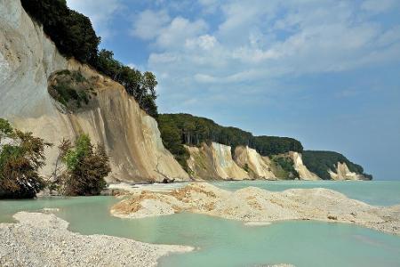 ...Rügen. Die größte deutsche Insel ist vor allem wegen der riesigen Kreidefelsen bekannt. Aber auch abseits der Strände hat... ...Rügen. Die größte deutsche Insel ist vor allem wegen der riesigen Kreidefelsen bekannt. Aber auch abseits der Strände hat...