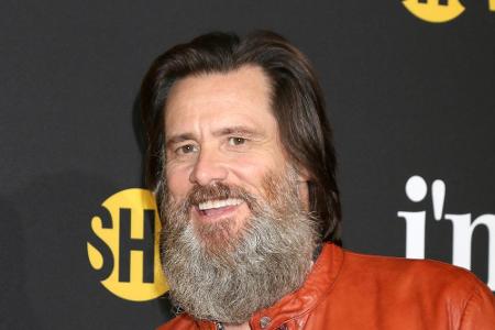 Weil er den Vereinigten Staaten seinen Erfolg verdanke, nahm Schauspieler Jim Carrey (55) Anfang des Jahrtausends zusätzlich...