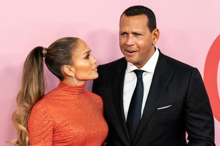 Jennifer Lopez (50) musste ihre Hochzeit mit Ex-Baseballer Alex Rodriguez (44) verschieben. Eigentlich hätten die beiden ber...