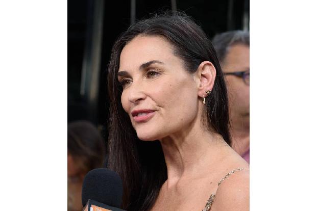 ...hat sie bei genauerem Hinsehen auch ihre Fältchen und vielleicht etwas mit Botox und Co. nachgeholfen, ihre Schönheit nim...