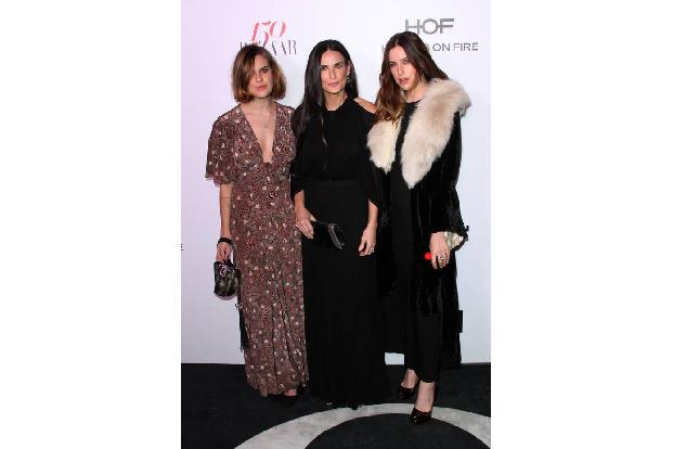 ...sie ihr Äußeres haben und zweitens, dass Mama Demi neben ihren Töchtern Tallulah Belle Willis und Scout LaRue Willis glat...