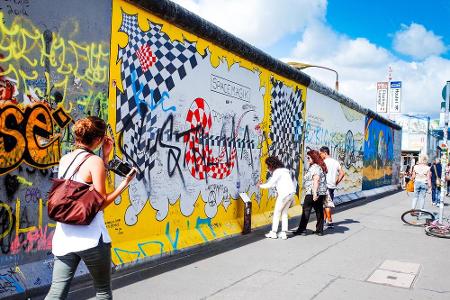 In Berlin reiht sich eine Sehenswürdigkeit an die nächste. Ein absolutes Muss: die Berliner Mauer. Ein Abschnitt wurde von K...