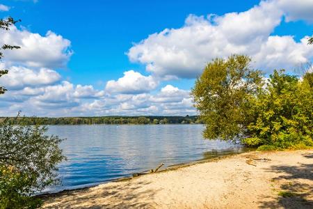 Wenn die Sonne heiß vom Himmel brennt, kann man sich im Wannsee abkühlen. Dieser liegt im äußersten Südwesten der Stadt und ...