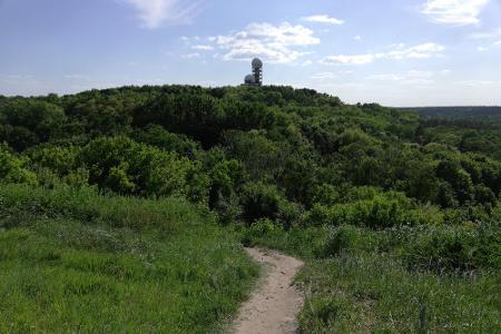 Einen großartigen Ausblick auf die Stadt bietet der Teufelsberg. Mit 120 Metern ist es Berlins zweithöchste Erhebung, die si...