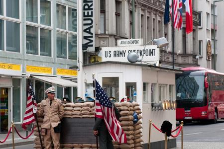 Nur fünf Minuten vom Brandenburger Tor entfernt liegt der Checkpoint Charlie. Es handelte sich dabei um den bekanntesten Kon...
