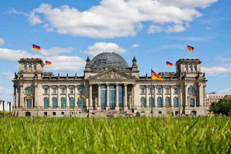 Der Reichstag darf auf keiner Sightseeing-Liste fehlen. Spektakulär ist vor allem die Glaskuppel, die Touristen wieder besuc...