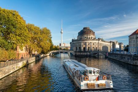 Eine großartige Möglichkeit die Innenstadt Berlins zu entdecken, ist eine Bootstour auf der Spree. Vom Wasser aus hat man ei...
