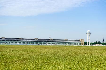 Wer ein wenig Entspannung in der großen Stadt sucht, sollte zum Tempelhofer Feld fahren. Auf über 300 Hektar Grünfläche könn...