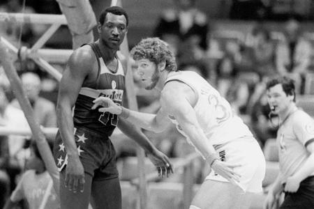 Der Name Elvin Hayes (li.) ist vor allem wegen seiner Zeit im US-Hauptstadtteam bekannt. Die Washington Wizards trugen damal... Der Name Elvin Hayes (li.) ist vor allem wegen seiner Zeit im US-Hauptstadtteam bekannt. Die Washington Wizards trugen damal...