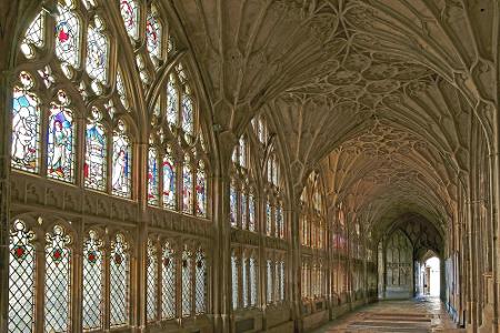 Mit diesem Gewölbegang der Kathedrale von Gloucester befinden wir uns schon mitten in der Geschichte von Harry Potter. Doch ...
