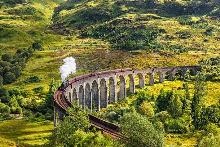 Mit Zauberstab und Büchern ausgestattet geht es nun im Hogwarts-Express Richtung Schule. Jeder Fan kennt die Szene, in der s... Mit Zauberstab und Büchern ausgestattet geht es nun im Hogwarts-Express Richtung Schule. Jeder Fan kennt die Szene, in der s...