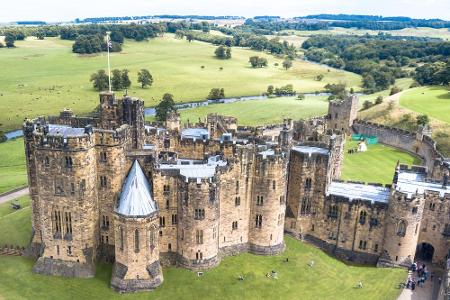 Die Außenaufnahmen von Hogwarts wurden auf Alnwick Castle gedreht. Die Anlage in Northumberland ist nach Windsor Castle der ...