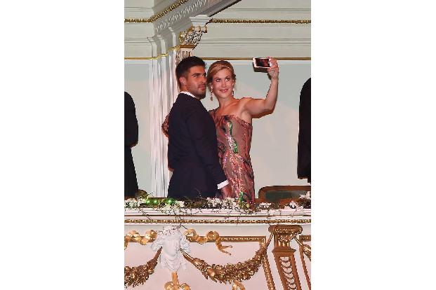 ...Dresdner Semperopernball zeigten sich beide total verknallt und hielten jeden Moment auch fürs private Fotoalbum fest. Do...