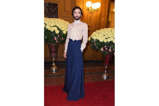 ...alleine erschien Conchita Wurst, dafür mal nicht im Kleid, sondern im schicken Hosenrock! Steht dem Travestie-Star auch w...