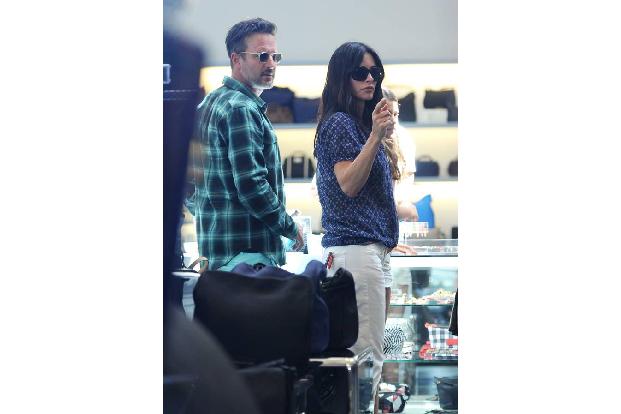 ...fasst sich David Arquette ja nun auch ein Herz und stellt seiner Herzensdame die alles entscheidende Frage? Courteney und...