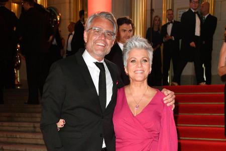 Birgit Schrowange (61) tritt ebenfalls vor den Traualtar. Ihr Lebensgefährte Frank Spothelfer (54) habe ihr an ihrem Geburts...