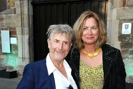 Auch der deutsche Kult-Schauspieler Martin Semmelrogge (63) ist wieder verlobt. Seit rund einem Jahr ist er mit seiner Freun...