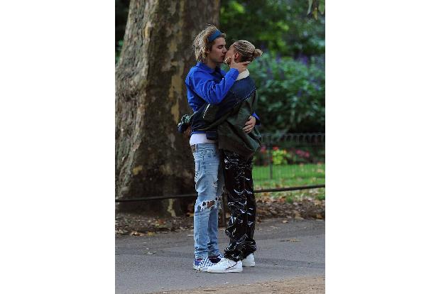 Justin Bieber und seine Frau Hailey posieren fast nie gemeinsam vor den Kameras der Fotografen. Doch ab und an hat ein Papar... Justin Bieber und seine Frau Hailey posieren fast nie gemeinsam vor den Kameras der Fotografen. Doch ab und an hat ein Papar...