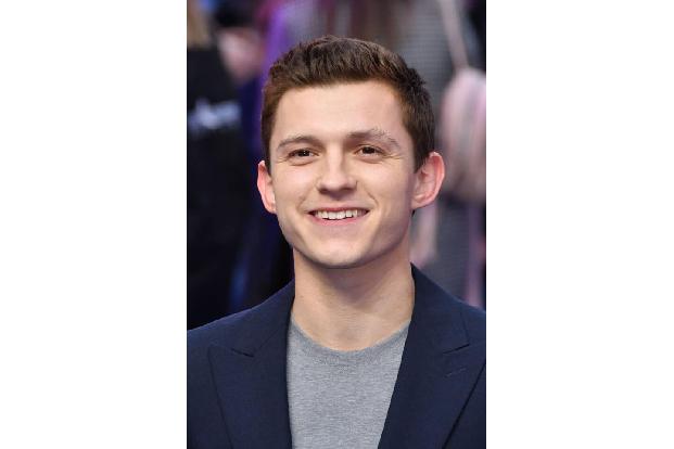 Tom Holland ist ein Multitalent. Der Schauspieler hat gemeinsam mit seinem jüngeren Bruder Harry im Lockdown ein Drehbuch fe... Tom Holland ist ein Multitalent. Der Schauspieler hat gemeinsam mit seinem jüngeren Bruder Harry im Lockdown ein Drehbuch fe...