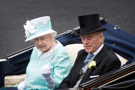 Einen weniger schmeichelhaften, aber dennoch witzigen Kosenamen hat Prinz Philip für Queen Elizabeth II. Er nennt seine bess...