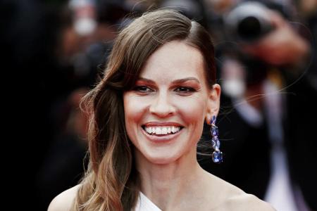 Für ihre Karriere nahm Hilary Swank (43) einiges in Kauf: Um als Schauspielerin Fuß zu fassen, zog sie mit ihrer Mutter nach... Für ihre Karriere nahm Hilary Swank (43) einiges in Kauf: Um als Schauspielerin Fuß zu fassen, zog sie mit ihrer Mutter nach...
