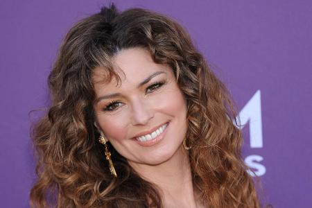 Nach der Scheidung ihrer Eltern lebte die damals 14-jährige Shania Twain (52) mit ihren Geschwistern und ihrer Mutter in ein...