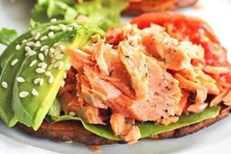 Lachs liefert jede Menge Proteine und wertvolle Omega-3-Fettsäuren und eignet sich somit hervorragend als gesunder Belag