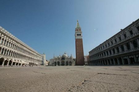 Gleiches Bild in Venedig: der Markusplatz ist der bekannteste Ort in der Wasserstadt. Hier befindet sich der Dogenpalast, de... Gleiches Bild in Venedig: der Markusplatz ist der bekannteste Ort in der Wasserstadt. Hier befindet sich der Dogenpalast, de...