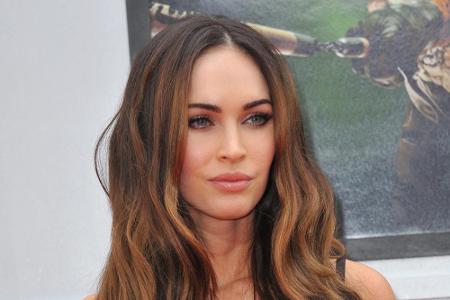 Megan Fox tut sich schwer, trockenes Papier anzufassen. 